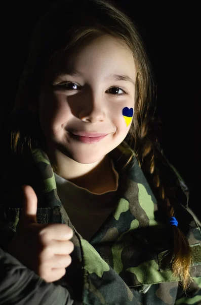 Lächelndes Kind Mit Bemalter Ukrainischer Flagge Auf Der Wange Die — Stockfoto