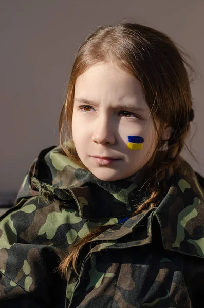 Дівчина Намальованим Україніанським Прапором Щоці Камуфляжному Піджаку Озираючись — стокове фото