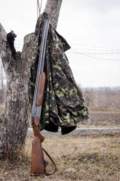 Jaqueta Camuflagem Perto Rifle Floresta — Fotografia de Stock