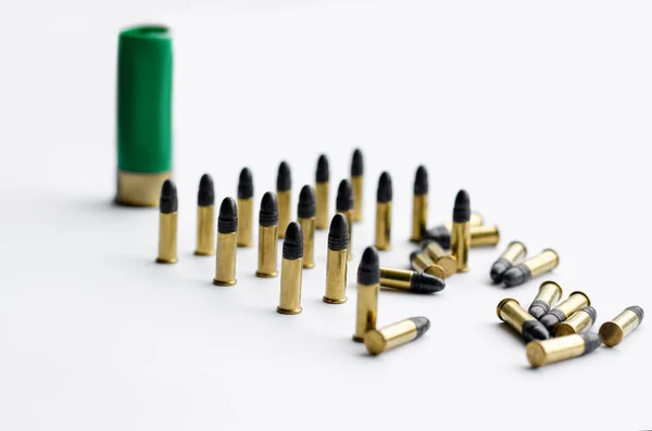 하얀색 바탕에 산탄총 카트리지 근처에 총알들 — 스톡 사진