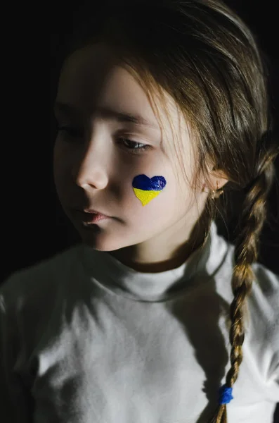 Frustrovaná Dívka Malovanou Ukrajinskou Vlajkou Tváři Izolované Černé — Stock fotografie