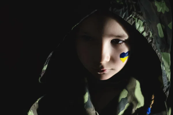 Smutny Dzieciak Pomalowane Ukraińskie Flagi Policzku Noszenie Kaptur Kamuflażu Izolowane Zdjęcia Stockowe bez tantiem