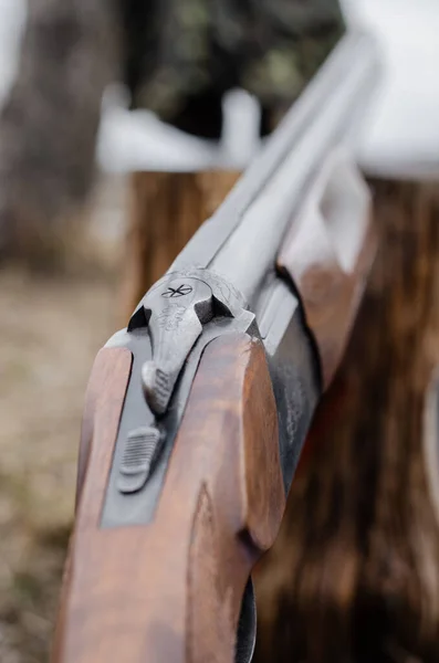 Gros plan du fusil de chasse militaire avec fond flou — Photo de stock