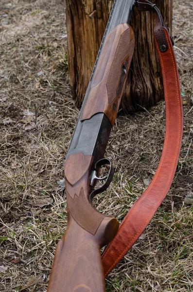 Rifle militar no chão perto de toco de madeira — Fotografia de Stock