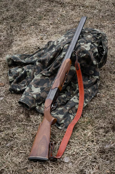 Vue grand angle du fusil militaire sur veste de camouflage en forêt — Photo de stock