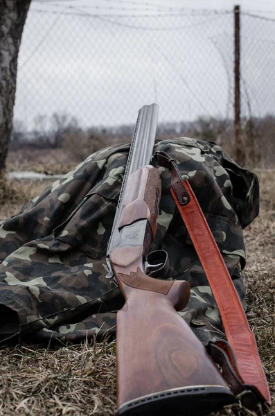 Rifle militar em jaqueta de camuflagem na floresta — Fotografia de Stock