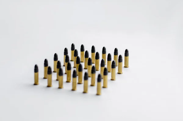 Conjunto de diferentes balas no fundo branco — Fotografia de Stock