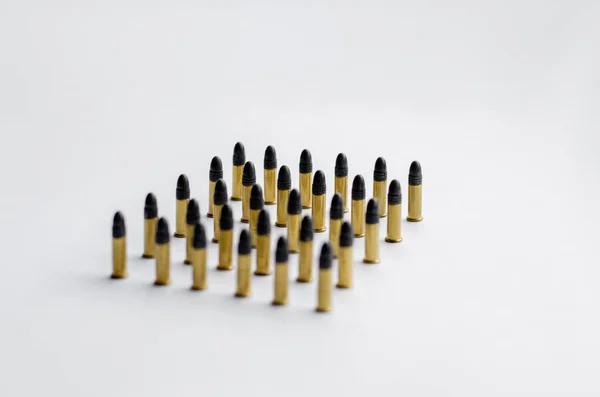 Conjunto de diferentes balas sobre fondo blanco - foto de stock