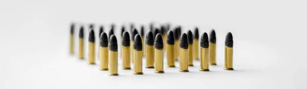 Conjunto de balas com o mesmo calibre em branco, banner — Fotografia de Stock