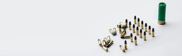 Balles de même calibre près de coquille de fusil de chasse sur blanc, bannière — Photo de stock