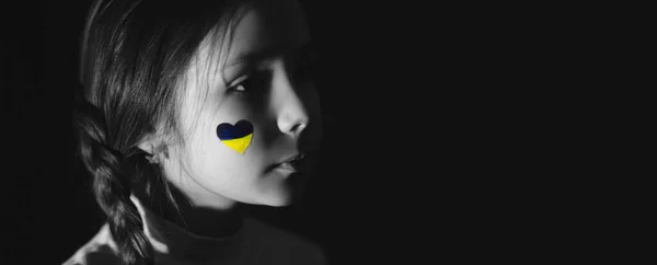 Foto monocromática de chica frustrada con bandera pintada de Ucrania en la mejilla aislado en negro, bandera - foto de stock