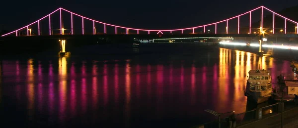 Parkera Gångbro Över Floden Dnepr Huvudstaden Ukraina Kiev Natten Med — Stockfoto