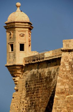 Malta 'nın başkenti Valletta yakınlarındaki Senglea şehrindeki kalenin gözetleme kulesi.