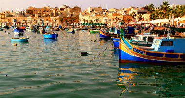 Malta 'daki Marsaxlokk balıkçı köyünün limanında renkli luzzu balıkçı tekneleri