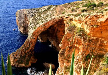 Mavi mağara, kaya ve sakin mavi deniz Malta adasında