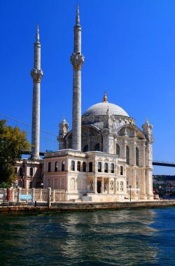 İstanbul, Türkiye 'de güneşli bir günde İstanbul Boğazı kıyılarında iki minaresi bulunan Güzel Ortakoy Camii