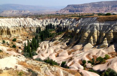 Kapadokya 'nın Goreme kenti yakınlarındaki Baglidere Beyaz Vadisi' ndeki vadi ve kayaların manzarası