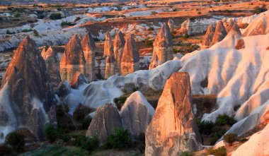 Türkiye 'nin başkenti Kapadokya' daki Goreme yakınlarındaki Aşk Vadisi 'nde gün doğumunda pembe ışıkta muhteşem kayalar (mantar veya sihirli beyaz bacalar) görülüyor.