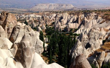 Kapadokya 'daki Goreme ve Uchisar kasabaları yakınlarındaki Baglidere Beyaz Vadisi' ndeki vadi ve kayaların panoraması (mantar olarak da bilinir)