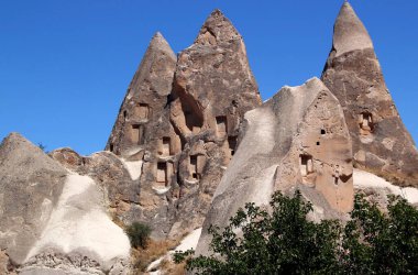 Kapadokya 'nın Goreme ve Cavusin ilçeleri arasında Gül Vadisi' nde mağaraları olan koni şeklinde dağlar.