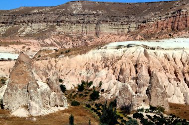 Kapadokya 'nın Goreme ve Cavusin ilçeleri arasında Gül Vadisi' nde mağaraları olan koni şeklinde dağlar.