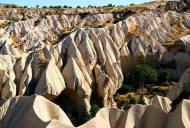 Türkiye 'nin Kapadokya kentindeki Goreme ve Cavusin kasabaları arasındaki Gül Vadisi' nde kar beyazı dalgalı dağlar