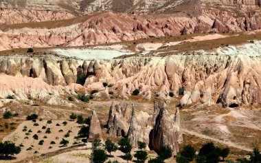 Türkiye 'nin Cappadocia kentindeki Goreme ve Cavusin kasabaları arasında Gül Vadisi' nin panoramik dağ manzarası ve Kızıl Vadi 'nin kayaları