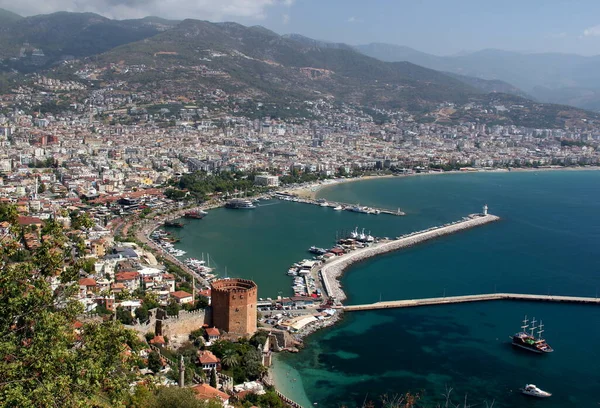 Türkiye 'nin güneyindeki Alanya kenti ve Akdeniz kıyılarının panoramik manzarası