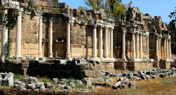 Vista Lateral Das Ruínas Antiga Fonte Romana Nymphaeum Com Colunas — Fotografia de Stock