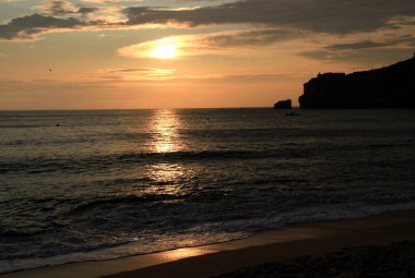 Portekiz, Atlantik Okyanusu 'ndaki Nazare sahilinde gün batımı