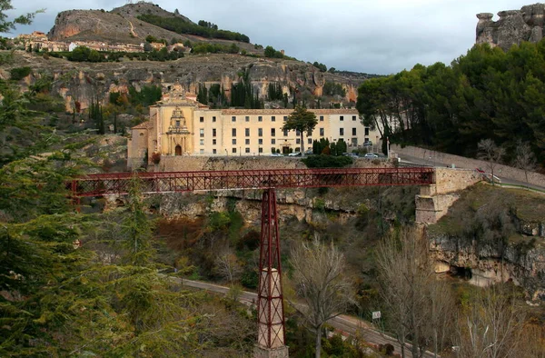 修道院の眺めサンパブロ修道院と鉄の橋プエンテ パブロ山を背景に スペインのマドリード近郊のクエンカにあります — ストック写真