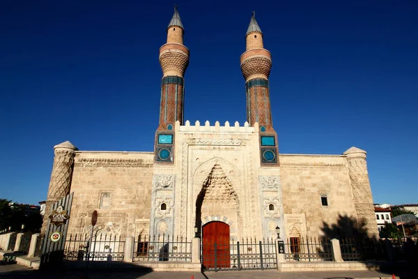 Die Majestätische Fassade Des Medrese Geschnitzten Gebäudes Und Mosaik Minarette — Stockfoto
