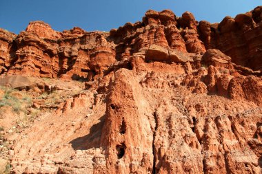 Türkiye 'nin Doğu Anadolu bölgesindeki Erzurum kenti yakınlarındaki mavi gökyüzüne karşı erozyon ve havadan oluşan kızıl dağlar Narman Peribacalari
