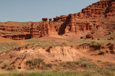 Türkiye 'nin Doğu Anadolu bölgesindeki Erzurum kenti yakınlarındaki mavi gökyüzüne karşı erozyon ve havadan oluşan kızıl dağlı Narman Peribacalari manzarası