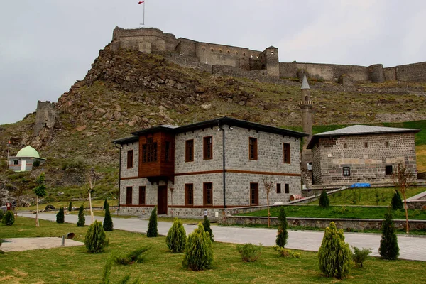 Türkiye Nin Doğu Anadolu Bölgesinde Arka Planda Bir Dağ Üzerinde — Stok fotoğraf