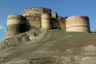 Türkiye 'nin Doğu Anadolu bölgesinde Van kenti yakınlarındaki dik bir uçurum üzerindeki Hosap Şatosu manzarası