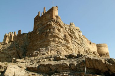 Türkiye 'nin Doğu Anadolu bölgesinde Van kenti yakınlarındaki dik bir uçurum üzerindeki Hosap Şatosu manzarası