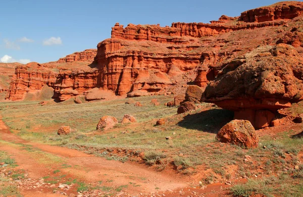 Paisagem Com Montanhas Vermelhas Narman Peribacalari Formado Devido Erosão Intemperismo — Fotografia de Stock