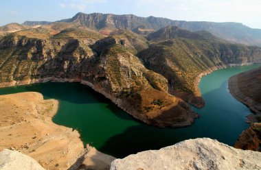 Türkiye 'nin Güneydoğu Anadolu bölgesinde Siirt kenti yakınlarındaki bir milli parktaki bir dağ kanyonu ve Botan Nehri (Dicle Nehri' nin bir kolu).