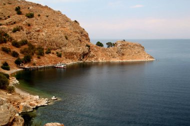 Doğu Anadolu Bölgesi Akdamar Adası 'ndaki Van Gölü' nün dağları, teknesi ve körfezi ile panoramik manzara, Türkiye
