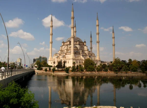 View Sabanci Mosque Its Reflection Seyhan River Center Adana Southern — Stock Photo, Image