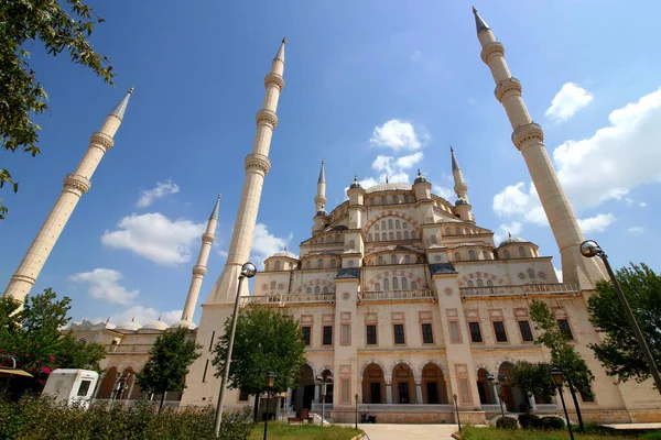 Широкоугольный Восходящий Вид Мечеть Сабанчи Центре Аданы Южная Турция — стоковое фото