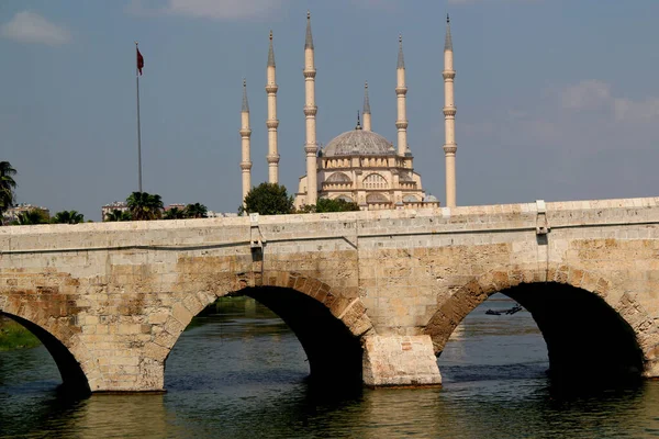Cityscape Ancient Stone Bridge Seyhan River Sabanci Mosque Center Adana — Stock Photo, Image