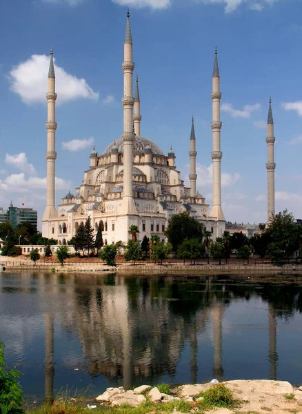 View Sabanci Mosque Its Reflection Seyhan River Center Adana Southern — Stock Photo, Image
