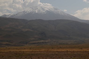 Türkiye 'nin Doğu Anadolu bölgesindeki Dogubayazit kenti yakınlarındaki açık sis bulutuyla kaplı Ararat Dağı (Agri) manzarası
