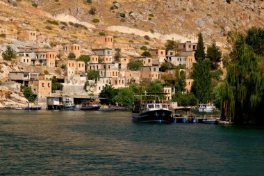 Güneydoğu Türkiye 'nin Halfeti kentindeki kayalar, Fırat nehri ve turistik tekneler üzerindeki manzaralar