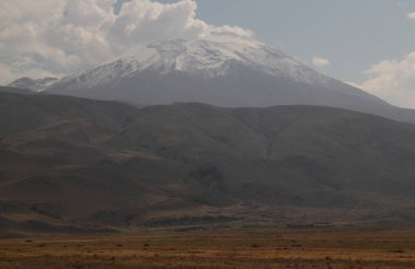 Türkiye 'nin Doğu Anadolu bölgesindeki Dogubayazit kenti yakınlarındaki açık sis bulutuyla kaplı Ararat Dağı (Agri) manzarası