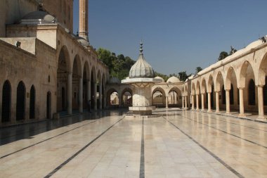Güneydoğu Türkiye 'de Şanlıurfa kentinin tarihi kesiminde çeşmeli Rizvaniye Camii' nin iç avlusunun manzarası