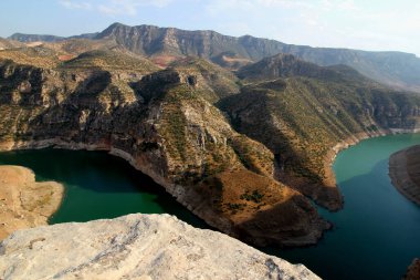 Türkiye 'nin Güneydoğu Anadolu bölgesinde Siirt kenti yakınlarındaki bir milli parktaki bir dağ kanyonu ve Botan Nehri (Dicle Nehri' nin bir kolu).