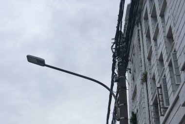 Endonezya 'nın eski Cakarta şehrindeki eski bir binada aydınlatma.